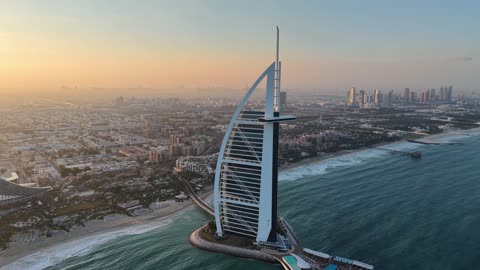 جذب واستقطاب السياح من انحاء العالم، النمو والتطور العمراني على ساحل الخليج العربي، الفن الهندسي المعماري للأبراج وناطحات السحاب،فندق برج العرب في مدينة دبي، الواجهة السياحية في الامارات العربية المتحدة