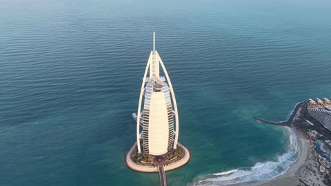 جذب واستقطاب السياح من انحاء العالم، النمو والتطور العمراني على ساحل الخليج العربي، الفن الهندسي المعماري للأبراج وناطحات السحاب،فندق برج العرب في مدينة دبي، الواجهة السياحية في الامارات العربية المتحدة