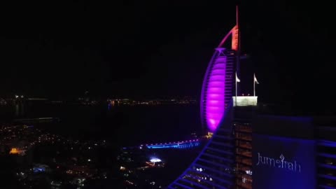 فندق برج العرب مع فندق جميرا بيتش في مدينة دبي، النمو والتطور العمراني على ساحل الخليج العربي، الفن الهندسي المعماري للأبراج وناطحات السحاب، جذب واستقطاب السياح من انحاء العالم، الواجهة السياحية في الامارات العربية المتحدة