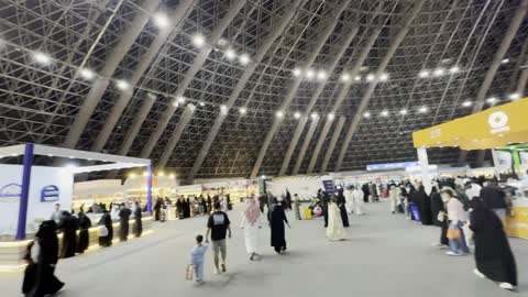 معرض الكتاب الدولي في جدة 16 من ديسمبر 2025 ، تفاعل الزوار من مختلف الفئات العمرية، المعالم والأماكن السياحية الثقافية المشهورة، معارض المملكة العربية السعودية، قضاء أوقات ممتعة في شراء الروايات المفيدة للتعلم والتثقف، استقطاب وجذب السياح من أنحاء العالم ، فعاليات موسم الرياض