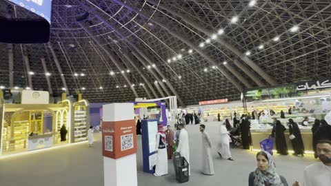 قضاء أوقات ممتعة في شراء الروايات المفيدة للتعلم والتثقف، معرض الكتاب الدولي في جدة 16 من ديسمبر 2025 ، تفاعل الزوار من مختلف الفئات العمرية، المعالم والأماكن السياحية الثقافية المشهورة، معارض المملكة العربية السعودية،استقطاب وجذب السياح من أنحاء العالم ، فعاليات موسم الرياض