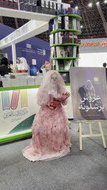 مركز الأدب العربي، تصوير لمجسم يرتدي فستان زفاف وردي اللون، أداة ترويجية لرواية بعنوان "عروس برشلونة"، معرض الكتاب الدولي في جدة 16 من ديسمبر 2025 ، المعالم والأماكن السياحية الثقافية المشهورة فى المملكة العربية السعودية، استقطاب وجذب السياح من أنحاء العالم ، فعاليات موسم الرياض