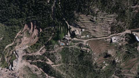 الأشجار والنباتات الخضراء على سفوح جبال فيفاء، تصوير درون جوي للطبيعة في جازان بالمملكة العربية السعودية، البيوت والمباني السكنية على القمم والمرتفعات الجبلية, المدرجات الزراعية في مدينة جازان في السعودية، خلفية الطبيعة