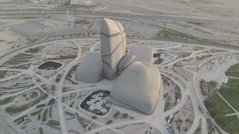 منارة ثقافية ومعالم سياحية مشهورة في المملكة العربية السعودية, الأنشطة الترفيهية والثقافية والتعليمية، مبنى متحف اثراء العالمي بالمنطقة الشرقية في الدمام، مركز الملك عبد العزيز الثقافي في مدينة الظهران في وقت النهار