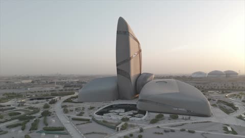 مبنى متحف اثراء العالمي بالمنطقة الشرقية في الدمام، منارة ثقافية ومعالم سياحية مشهورة في المملكة العربية السعودية, الأنشطة الترفيهية والثقافية والتعليمية، مركز الملك عبد العزيز الثقافي في مدينة الظهران في وقت النهار