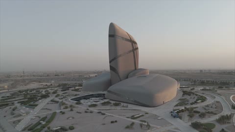 مركز الملك عبد العزيز الثقافي في مدينة الظهران في وقت النهار ، منارة ثقافية ومعالم سياحية مشهورة في المملكة العربية السعودية, الأنشطة الترفيهية والثقافية والتعليمية، مبنى متحف اثراء العالمي بالمنطقة الشرقية في الدمام