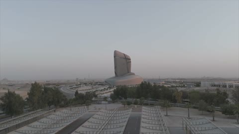 منارة ثقافية ومعالم سياحية مشهورة في المملكة العربية السعودية, الأنشطة الترفيهية والثقافية والتعليمية، مبنى متحف اثراء العالمي بالمنطقة الشرقية في الدمام، مركز الملك عبد العزيز الثقافي في مدينة الظهران في وقت النهار