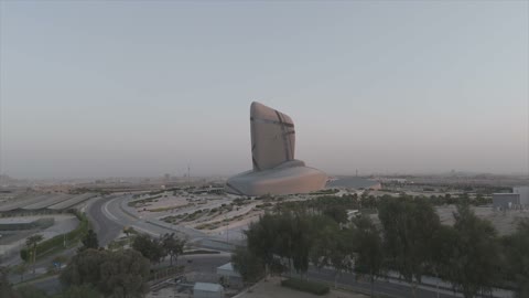 منارة ثقافية ومعالم سياحية مشهورة في المملكة العربية السعودية, الأنشطة الترفيهية والثقافية والتعليمية، مبنى متحف اثراء العالمي بالمنطقة الشرقية في الدمام، مركز الملك عبد العزيز الثقافي في مدينة الظهران في وقت النهار