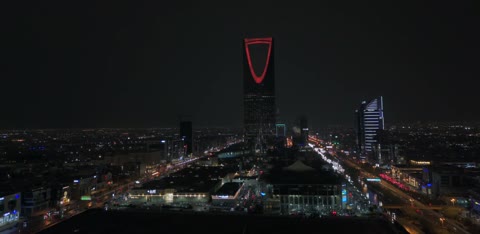 التطور والنمو العمراني في المملكة العربية السعودية،  تصوير درون للفن الهندسي المعماري لمدينة الرياض في وقت الليل، الأبراج وناطحات السحاب في العاصمة، مبنى برج المملكة في مدينة الرياض ، معالم سياحية مشهورة