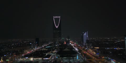 التطور والنمو العمراني في المملكة العربية السعودية،  تصوير درون للفن الهندسي المعماري لمدينة الرياض في وقت الليل، الأبراج وناطحات السحاب في العاصمة، مبنى برج المملكة في مدينة الرياض ، معالم سياحية مشهورة