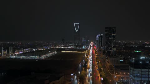 التطور والنمو العمراني في المملكة العربية السعودية،  تصوير درون للفن الهندسي المعماري لمدينة الرياض في وقت الليل، الأبراج وناطحات السحاب في العاصمة، مبنى برج المملكة في مدينة الرياض ، معالم سياحية مشهورة