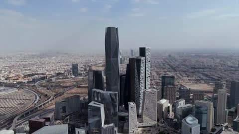 تصوير درون جوي لمركز الملك عبد الله المالي (كافد)، معالم الرياض المشهورة ،الأبراج المالية والإقتصادية المضيئة في مدينة الرياض، الفن الهندسي المعماري للأبراج وناطحات السحاب في المملكة العربية السعودية، الأماكن والمعالم المشهورة ، منظر السماء الممتلئة بالغيوم
