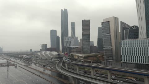 الفن الهندسي المعماري للأبراج وناطحات السحاب في المملكة العربية السعودية، تصوير درون جوي لمركز الملك عبد الله المالي (كافد)، معالم الرياض المشهورة ،الأبراج المالية والإقتصادية المضيئة في مدينة الرياض، الأماكن والمعالم المشهورة ، منظر السماء الممتلئة بالغيوم