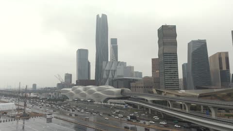 الفن الهندسي المعماري للأبراج وناطحات السحاب في المملكة العربية السعودية، تصوير درون جوي لمركز الملك عبد الله المالي (كافد)، معالم الرياض المشهورة ،الأبراج المالية والإقتصادية المضيئة في مدينة الرياض، الأماكن والمعالم المشهورة ، منظر السماء الممتلئة بالغيوم