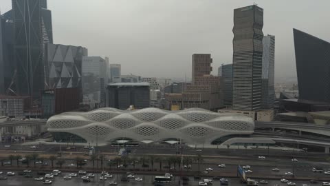 منظر السماء الممتلئة بالغيوم ، تصوير درون جوي لمركز الملك عبد الله المالي (كافد)، معالم الرياض المشهورة ،الأبراج المالية والإقتصادية المضيئة في مدينة الرياض، الفن الهندسي المعماري للأبراج وناطحات السحاب في المملكة العربية السعودية، الأماكن والمعالم المشهورة