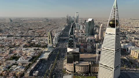 الفن الهندسي المعماري للأبراج وناطحات السحاب في المملكة العربية السعودية، تصوير درون جوي لبرج الفيصلية والمملكة، معالم الرياض المشهورة ، الأماكن والمعالم المشهورة