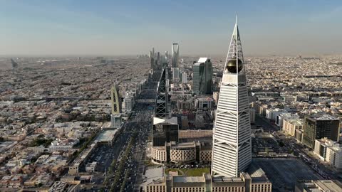 الفن الهندسي المعماري للأبراج وناطحات السحاب في المملكة العربية السعودية، تصوير درون جوي لبرج الفيصلية والمملكة، معالم الرياض المشهورة ، الأماكن والمعالم المشهورة