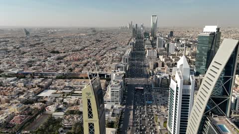تصوير درون جوي لبرج الفيصلية والمملكة، الفن الهندسي المعماري للأبراج وناطحات السحاب في المملكة العربية السعودية، معالم الرياض المشهورة ، الأماكن والمعالم المشهورة