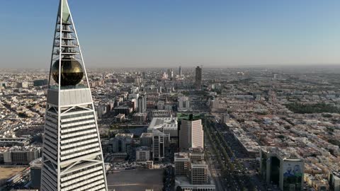 تصوير درون جوي لبرج الفيصلية والمملكة، الفن الهندسي المعماري للأبراج وناطحات السحاب في المملكة العربية السعودية، معالم الرياض المشهورة ، الأماكن والمعالم المشهورة