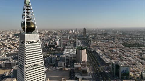 الأماكن والمعالم المشهورة، الفن الهندسي المعماري للأبراج وناطحات السحاب في المملكة العربية السعودية، تصوير درون جوي لبرج الفيصلية والمملكة، معالم الرياض المشهورة