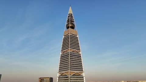 تصوير درون جوي لبرج الفيصلية والمملكة، معالم الرياض المشهورة ، الفن الهندسي المعماري للأبراج وناطحات السحاب في المملكة العربية السعودية، الأماكن والمعالم المشهورة