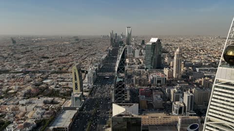 تصوير درون جوي لبرج الفيصلية والمملكة، معالم الرياض المشهورة ، الفن الهندسي المعماري للأبراج وناطحات السحاب في المملكة العربية السعودية، الأماكن والمعالم المشهورة