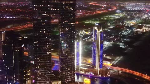 منتجعات و فنادق في الامارات العربية المتحدة ليلا، تصوير درون جوي للابراج وناطحات سحاب مارينا فى دبي ، الفن الهندسي المعماري، السياحة في الامارات