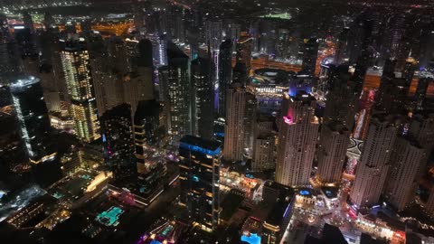 منتجعات و فنادق في الامارات العربية المتحدة ليلا، تصوير درون جوي للابراج وناطحات سحاب مارينا فى دبي ، الفن الهندسي المعماري، السياحة في الامارات