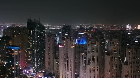 منتجعات و فنادق في الامارات العربية المتحدة ليلا، تصوير درون جوي للابراج وناطحات سحاب مارينا فى دبي ، الفن الهندسي المعماري، السياحة في الامارات
