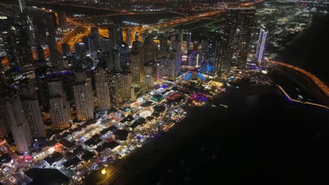 تصوير درون جوي للابراج وناطحات سحاب مارينا فى دبي ، الفن الهندسي المعماري، السياحة في الامارات، منتجعات و فنادق في الامارات العربية المتحدة ليلا