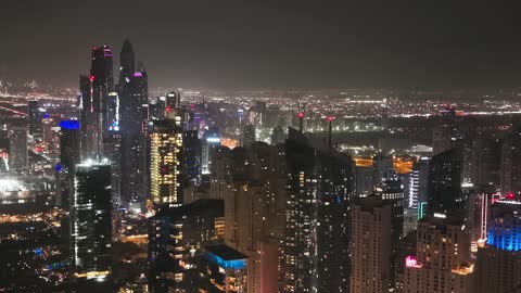 منتجعات و فنادق في الامارات العربية المتحدة ليلا، تصوير درون جوي للابراج وناطحات سحاب مارينا فى دبي ، الفن الهندسي المعماري، السياحة في الامارات