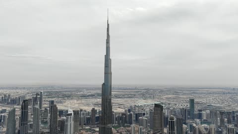 مناطق جذب واستقطاب السياح من جميع انحاء العالم، التطور والتقدم العمراني للمنشآت,  تصوير درون جوي لبرج خليفة في دبي بالامارات العربية المتحدة ، الفن الهندسي للابراج وناطحات السحاب، التصاميم الهندسية المعمارية على الطراز الحديث والمتطور، أماكن ومعالم ترفيهية سياحية