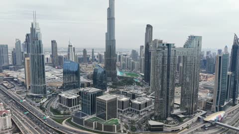 تصوير درون جوي لبرج خليفة في دبي بالامارات العربية المتحدة ، مناطق جذب واستقطاب السياح من جميع انحاء العالم، التطور والتقدم العمراني للمنشآت,الفن الهندسي للابراج وناطحات السحاب، التصاميم الهندسية المعمارية على الطراز الحديث والمتطور، أماكن ومعالم ترفيهية سياحية