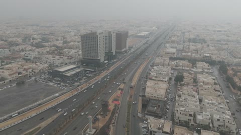 مركز الملك عبد الله المالي (كافد)، معالم الرياض المشهورة ،الأبراج المالية والإقتصادية المضيئة في مدينة الرياض، الفن الهندسي المعماري للأبراج وناطحات السحاب في المملكة العربية السعودية، الأماكن والمعالم المشهورة ، منظر السماء الممتلئة بالغيوم