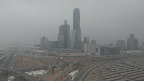 معالم الرياض المشهورة ،مركز الملك عبد الله المالي (كافد)، الأبراج المالية والإقتصادية المضيئة في مدينة الرياض، الفن الهندسي المعماري للأبراج وناطحات السحاب في المملكة العربية السعودية، الأماكن والمعالم المشهورة ، منظر السماء الممتلئة بالغيوم