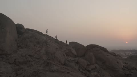 هايكنج السعودية، تصوير درون للجبال والصخور في مدينة جدة بالمملكة العربية السعودية وقت الغروب، مناظر طبيعية ، مجموعه من الشباب يمارسون رياضه الهايكنج ، التنزه في جدة، السياحة في السعودية