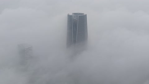 تصوير درون جوي لمركز الملك عبد الله المالي (كافد)، معالم الرياض المشهورة ،الأبراج المالية والإقتصادية المضيئة في مدينة الرياض، الفن الهندسي المعماري للأبراج وناطحات السحاب في المملكة العربية السعودية، الأماكن والمعالم المشهورة ، منظر السماء الممتلئة بالغيوم