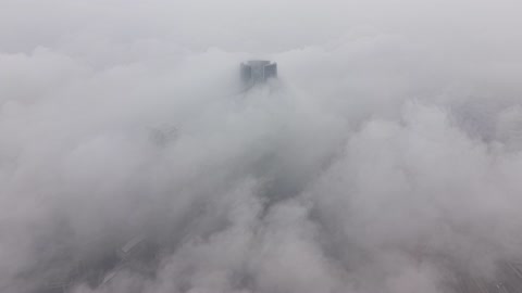 تصوير درون جوي لمركز الملك عبد الله المالي (كافد)، معالم الرياض المشهورة ،الأبراج المالية والإقتصادية المضيئة في مدينة الرياض، الفن الهندسي المعماري للأبراج وناطحات السحاب في المملكة العربية السعودية، الأماكن والمعالم المشهورة ، منظر السماء الممتلئة بالغيوم