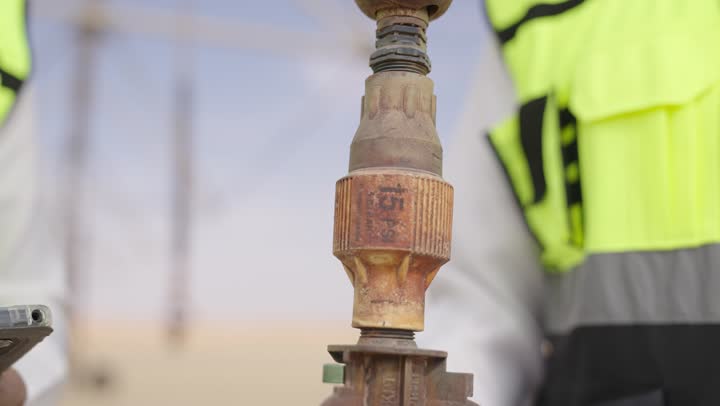 تصوير مقرب لتركيب ماسورة ماء, التقدم و التطور فى البناء و الهندسة فى المملكة العربية السعودية