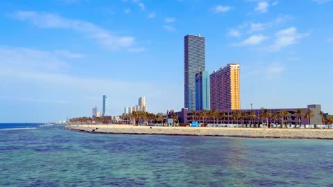 المعالم السياحية في المدينة الساحلية بجدة, الواجهة البحرية في مدينة جدة بالمملكة العربية السعودية ، الابراج وناطحات السحاب على ساحل كورنيش جدة، خلفية الطبيعة .