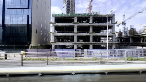 تصوير بانورامي من المترو لمدينة الرياض، التقدم والتطور العمراني ، الفن الهندسي المعماري للشركات في السعودية، البنية التحتية للطرق السريعة وحركة المرور، الابراج وناطحات السحاب، معالم الرياض المشهورة