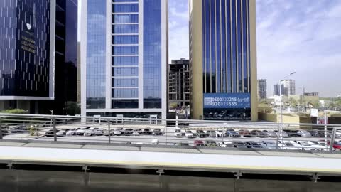 تصوير بانورامي من المترو لمدينة الرياض، التقدم والتطور العمراني ، الفن الهندسي المعماري للشركات في السعودية، البنية التحتية للطرق السريعة وحركة المرور، الابراج وناطحات السحاب، معالم الرياض المشهورة