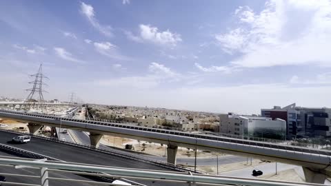 التقدم والتطور العمراني ، تصوير بانورامي من المترو لمدينة الرياض،الفن الهندسي المعماري للشركات في السعودية، البنية التحتية للطرق السريعة وحركة المرور، الابراج وناطحات السحاب، معالم الرياض المشهورة