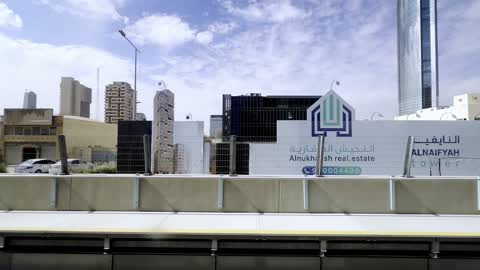 التقدم والتطور العمراني ، تصوير بانورامي من المترو لمدينة الرياض،الفن الهندسي المعماري للشركات في السعودية، البنية التحتية للطرق السريعة وحركة المرور، الابراج وناطحات السحاب، معالم الرياض المشهورة