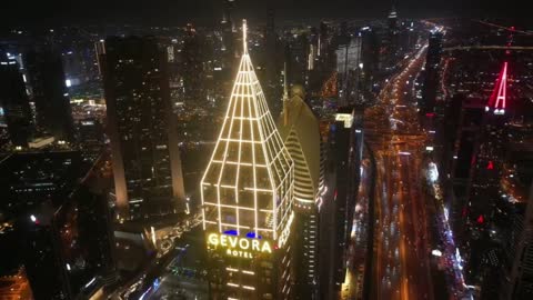 ناطحة سحاب ذهبية تعانق سماء دبي ، تصوير درون جوي لفندق جيفورا فى دبي ، الفن الهندسي المعماري في شارع الشيخ زايد ، معلم الأيقوني في دولة الإمارات العربية المتحدة