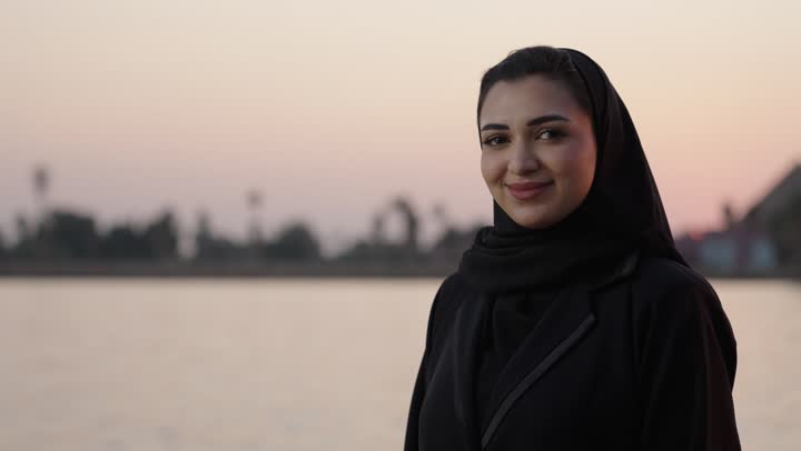 استعداد الاحتفال بشهر رمضان، تصوير مقرب لامراة عربية خليجية سعودية ترتدي العباءة السوداء تقف فى الهواء الطلق تحمل فانوس شهر رمضان, زينه و أجواء رمضانيه