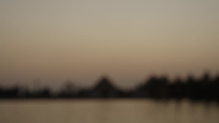 تصوير مقرب ليد رجل عربي خليجي سعودي يقف فى الهواء الطلق يحمل فانوس رمضان ، الإستعداد لقدوم شهر رمضان المبارك ، المناسبات الدينية والأعياد الإسلامية