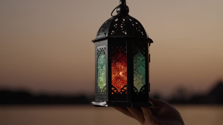 تصوير مقرب ليد امراة عربية خليجية سعودية تحمل فانوس شهر رمضان, زينه و أجواء رمضانيه, الإستعداد لشهر رمضان المبارك