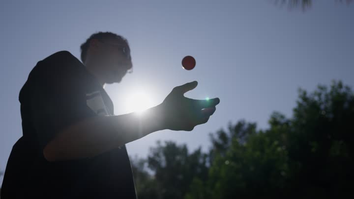 تصوير مقرب ليد رجل عربي سعودي خليجي  يرتدي الزي الكاجوال يضرب بكفه عصا الجولف عدة مرات، الاستعداد للعب والتنافس، التسليه والترفيه بالالعاب الحركيه في الهواء الطلق