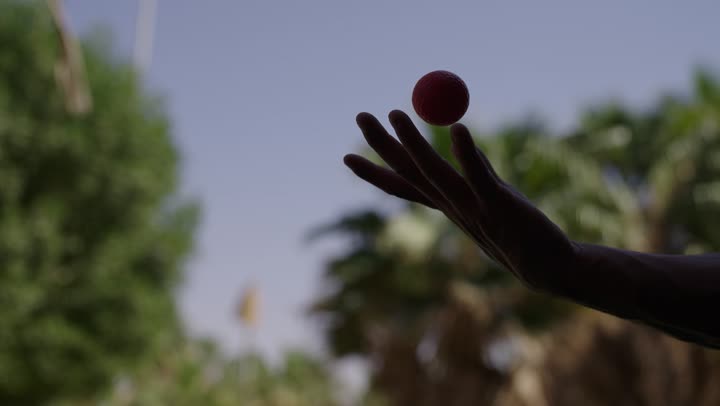 الاستعداد للعب والتنافس، تصوير مقرب ليد رجل عربي سعودي خليجي يضرب بكفه عصا الجولف عدة مرات، التسليه والترفيه بالالعاب الحركيه في الهواء الطلق